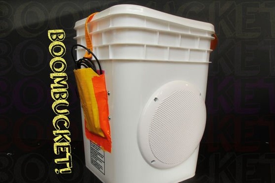 Boombox, оборудван в обикновена кошница за пазаруване