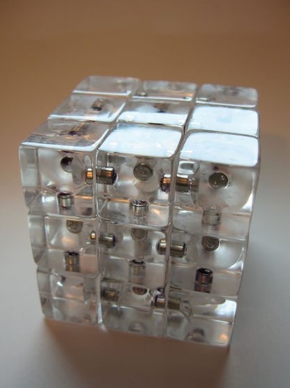 Магнитен акрилен кубик на Рубик