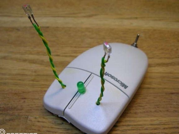 Изработка на робот от компютърна мишка