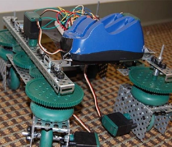 Автономен робот с автоматична навигация на Arduino