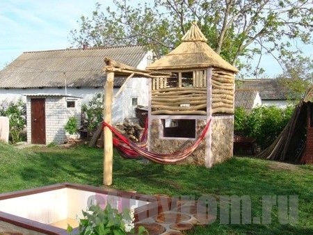Детска къща, направена от разфасовки на дърво
