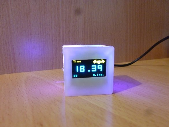 Малък сладък часовник с подсветка и термометър